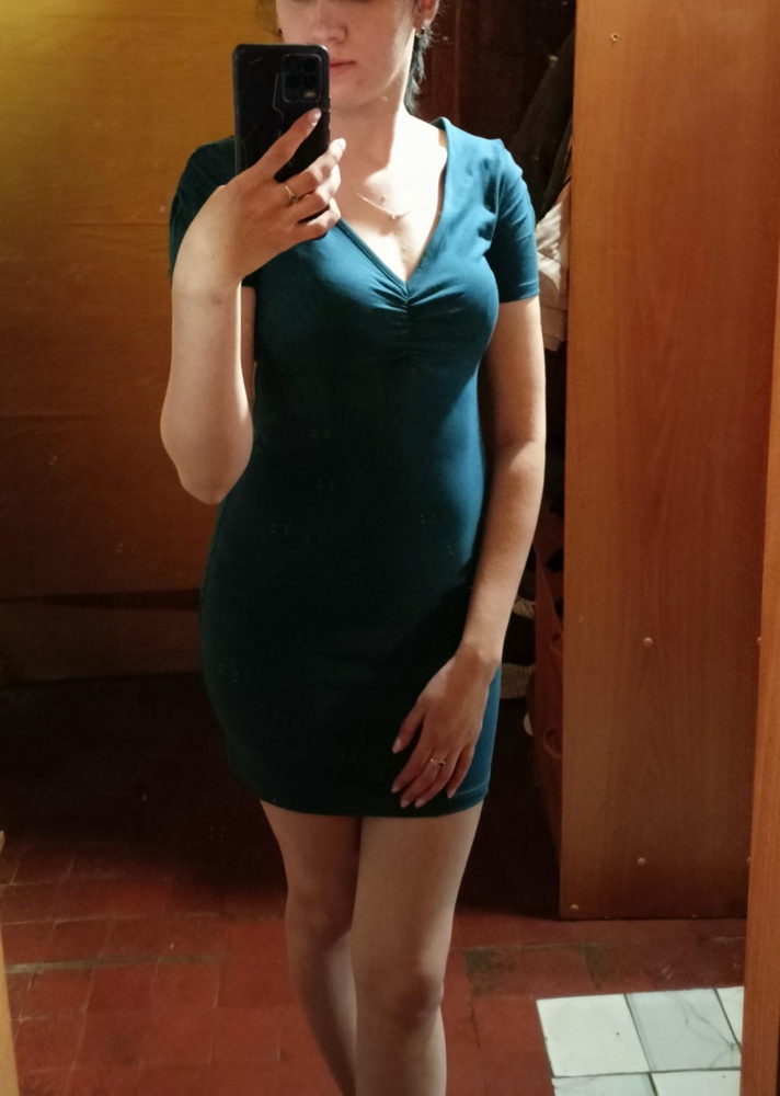 Платье просто огонь, ткань приятная. Так как я не могу даже докасатся до синтетики для меня это важно. Но не понимаю людей которые пишут что на их 44 оно как раз, платье узкое немного жмёт в плечах, либо у людей вообще нет не каких форм, или изьянов на теле. Так как на мой 44 оно мне реально в притык, и вряд-ли буду носить даже дома, так как обтягивает сильно. На рост 170 длина не экстремальная в парк выйти само то. Буду ждать размер побольше, и не понимаю почему не шьют хотя бы до 46!ого идёт в размер это 100%