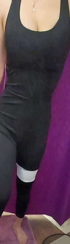 Так жалко его ждала, очень хотела приобрести . Но длина вообще непонятная, ткань хорошая. И кстати как на модели , в районе промежности где то болтается. Может из за того что спина открытая. В общем, не поняла этот товар. Максимум на р 44