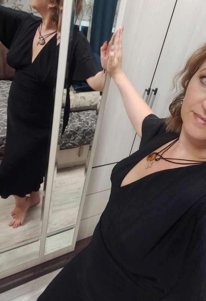 Ношу 48-50. Очень понравилось платье,заказала сразу 2 размера. И чудо,48 прям да не давит,не выделяет жирок, а 50 топорщился на животе. Вернула 50.
  Ленты верхние оставила, вторые убрала (удешевляет и нелепые какие то, вот на фото на девушке интересно смотрится,в реальности вообще иначе) можно и кружево туда вставить)) И оно такое приятное к телу,и женственное.