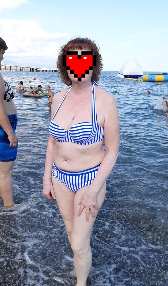 Купальник очень понравился. Смотрится  очень эффектно!Ткань  интересная.Лиф на косточках.Боковая часть тоже укреплена косточками, поэтому красиво смотрится. Как и писали в отзывах лиф немного отстаёт от груди, но женщина, умеющая в руках держать иголку вполне может чуть-чуть  откорректировать лиф для лучшего прилегания, сделав  маленький защип на чашечках  под  шейной  завязкой.А так купальник смотрится очень достойно!Рекомендую!