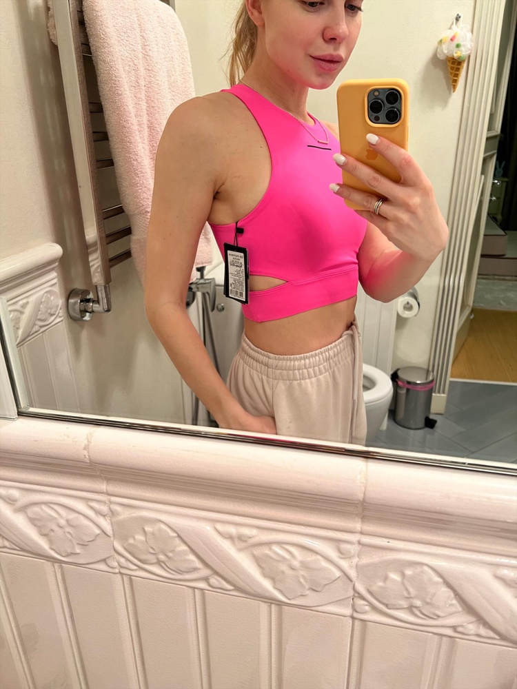 Моя любовь теперь! Плотнее чем скажем Nike, но комфортный. Советую 