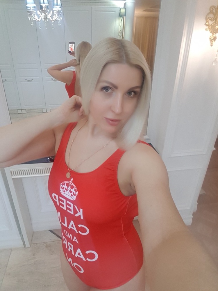 Купальник яркий. Можно брать на размер меньше. У меня 42. Но остался только S. Попа довольно откровенно открыта. Лямки необычные. И есть ощущение, что спадают. Но он у меня не единственный. Поэтому оставила.