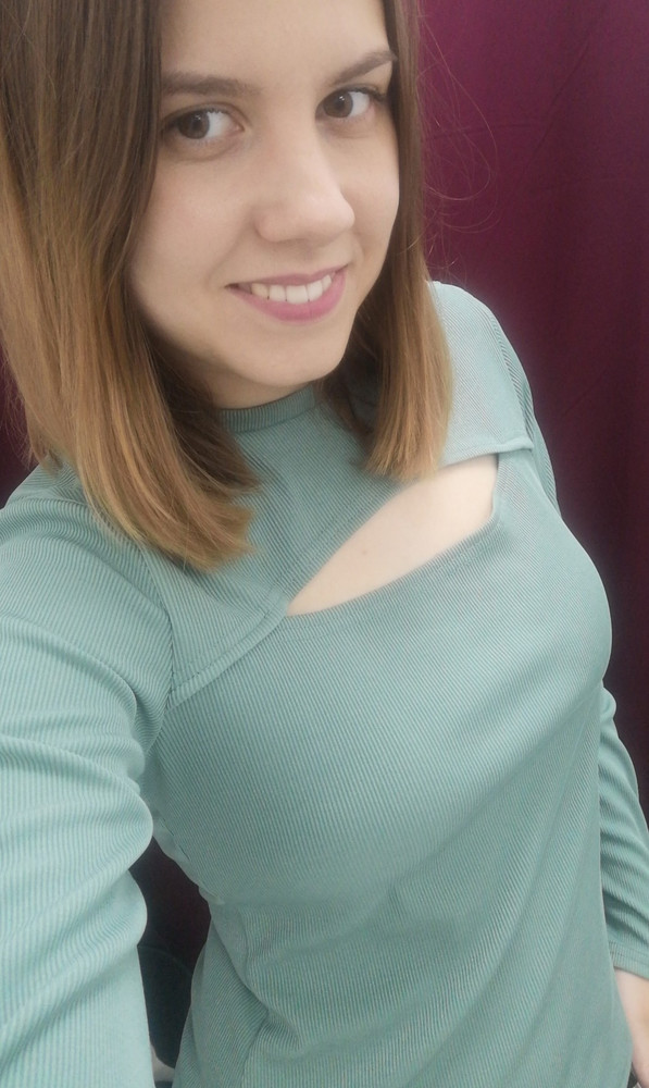 Неплохая кофта, не маломерит она, как пишут в отзывах, по крайней мере эта расцветка идёт в размер точно