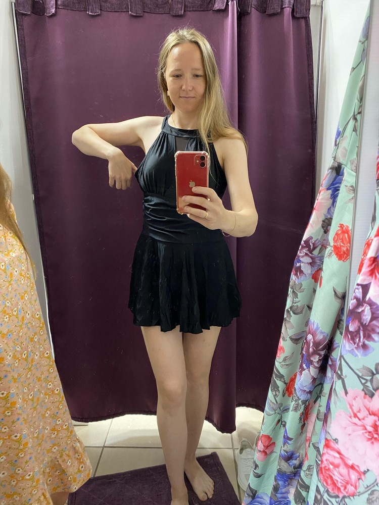 Купальник понравился, чуть не заплакала от досады когда примерила и он оказался велик. Заказывала по размерной таблице, но купальник настолько больше, что я засомневалась в точности указанного размера, по ощущениям он на 48-50, но точно не на 44-46. С тяжелым сердцем отказалась от него. 