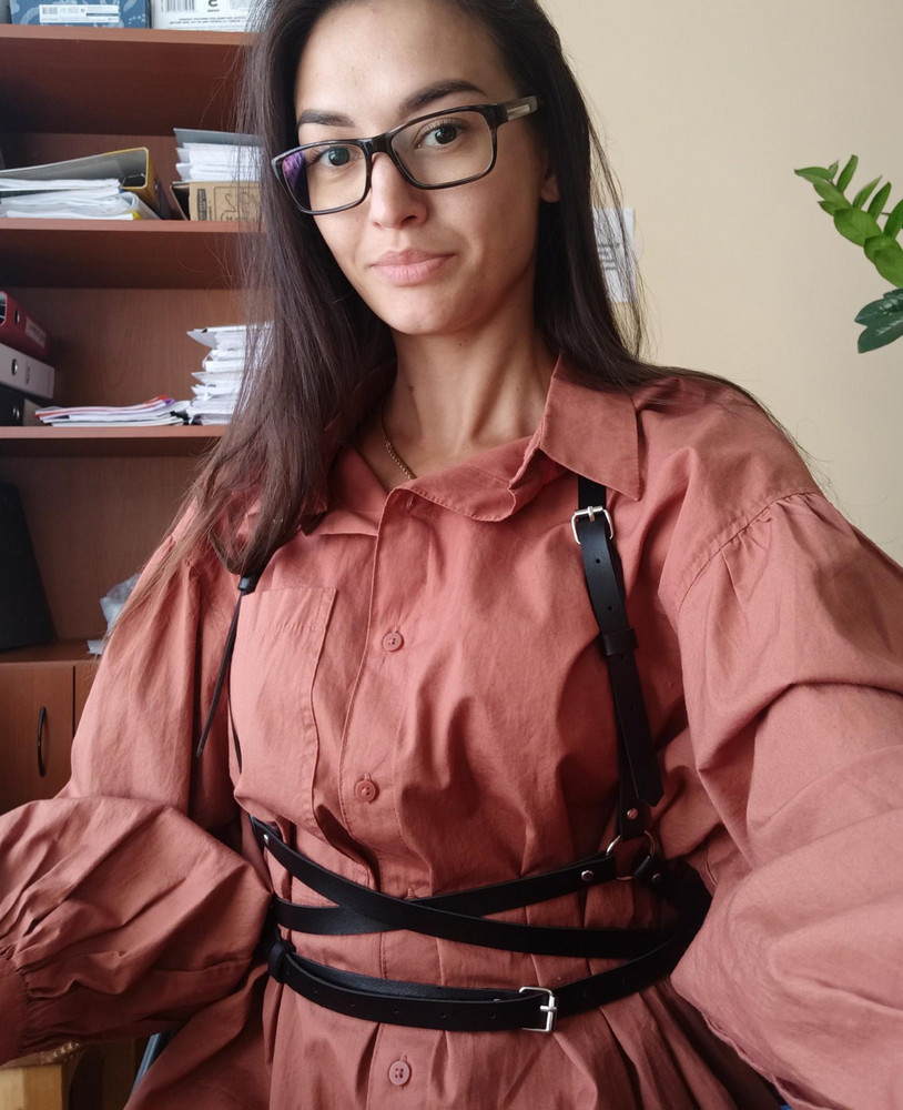 Понравилась, подошла на 42 размер. Разобралась с ней за 5 минут) единственный недостаток после нескольких часов носки - какие то чёрные крошки от неё сыпятся.