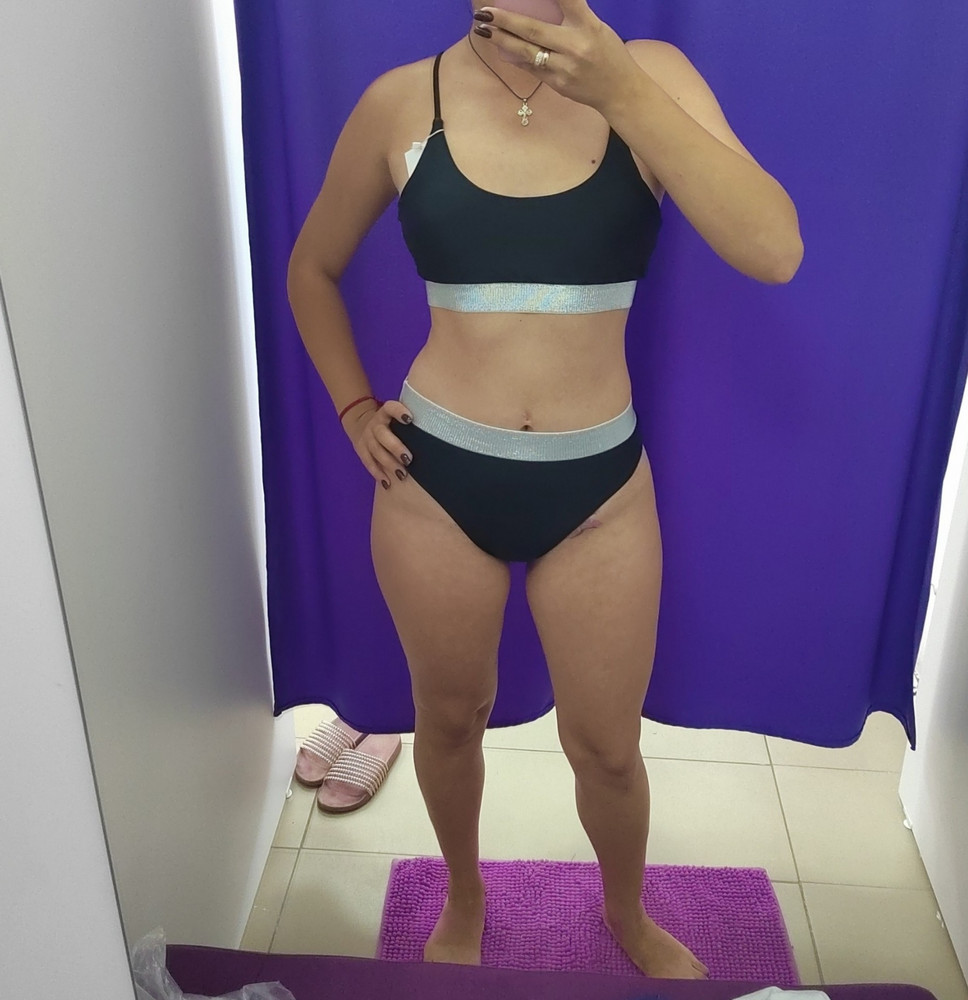 Купальник 🩱 замечательный 👍
 Пререканий нет к нему . Качество отличное , сидит хорошо. Только немного сверху топ свободный , но это не беда , сама нитками подхвачу . Низ идеально подошёл .
Вообщем топ идет на среднюю грудь . Советую к покупке .