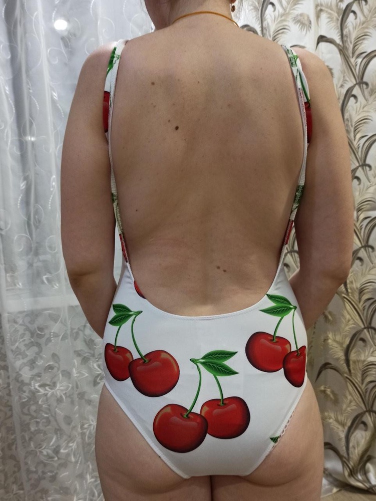 Ткань плотная. Купальник яркий. На свой 44 заказала s, сидит хорошо, лямки не спадают.