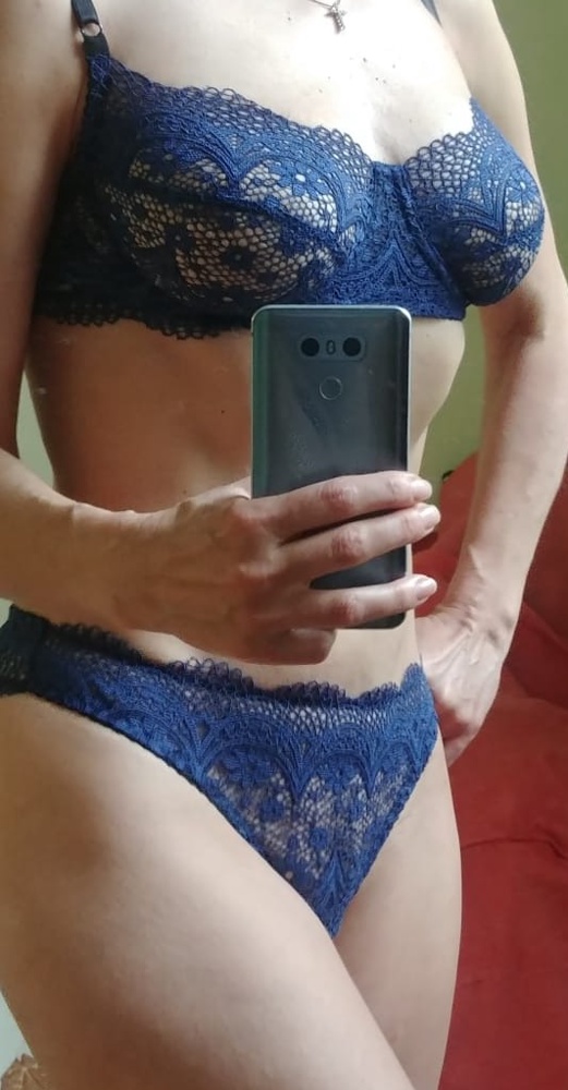 Бельё отличное - украсило даже мою возрастную тушку 🤩 На ОПГ 77 и ОГ 92 бюст сел идеально. Черные лямки не портят. Из минусов - лямки тонковаты для размера D, но я и не планирую его для ежедневной носки)  взяла в комплект трусики бразильяно, хотя стринги тоже хороши, может быть докуплю.