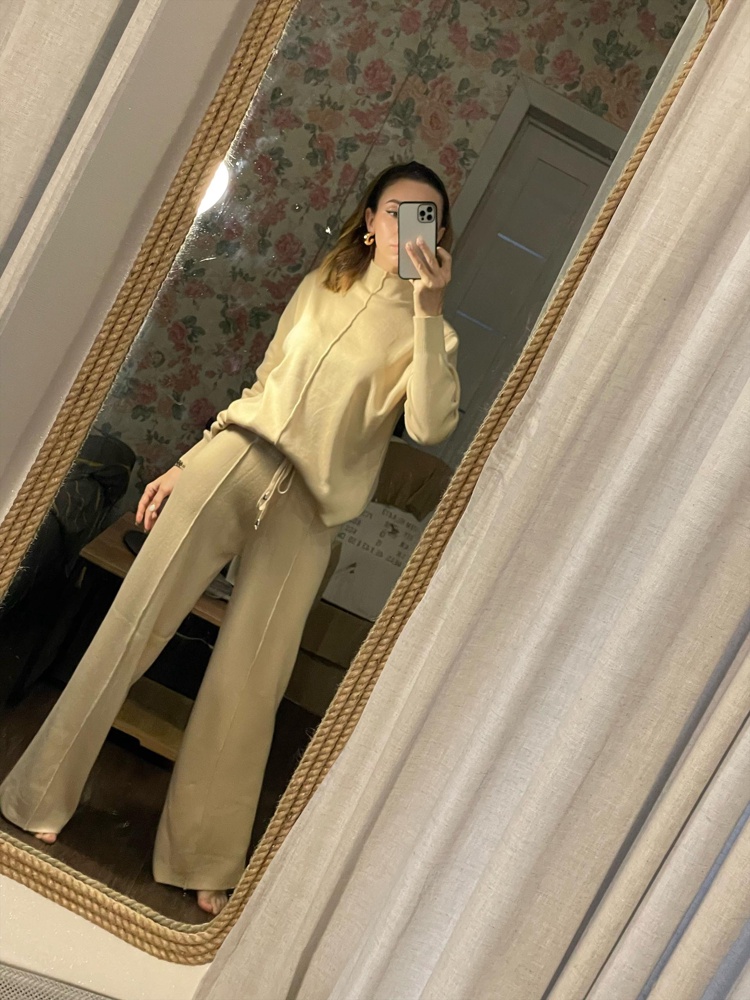 Отличное качество. Красивый костюмчик. На рост 163 длинноват. И швы на горловине пришлось подшить, чтоб не расходились. Учтите, что заметно облегает формы, все неровности бёдер и попы будут видны.