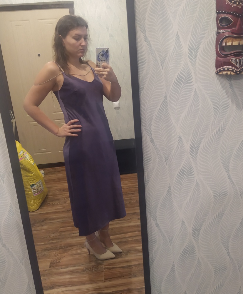 Плотная ткань, купила ради смеха тк цена низкая, оказалось огонь. Без зацепок пришло 