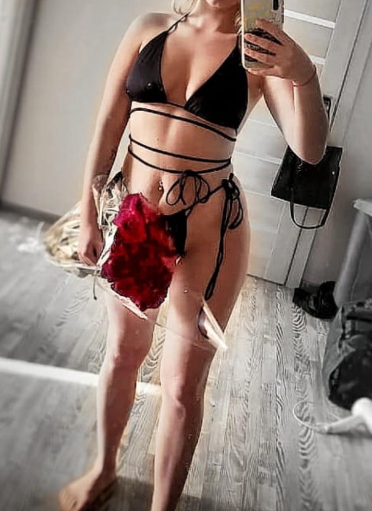 Соответствует, красивый, ткань нормальная, сидит норм.