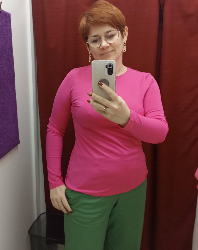 Приятный трикотаж, хлопок, я люблю в облипку- мне нравится. Если надо по свободней, то лучше побольше взять. Цвет 🔥искала как раз фуксию и чтоб по фигуре. Спасибо продавцу!!