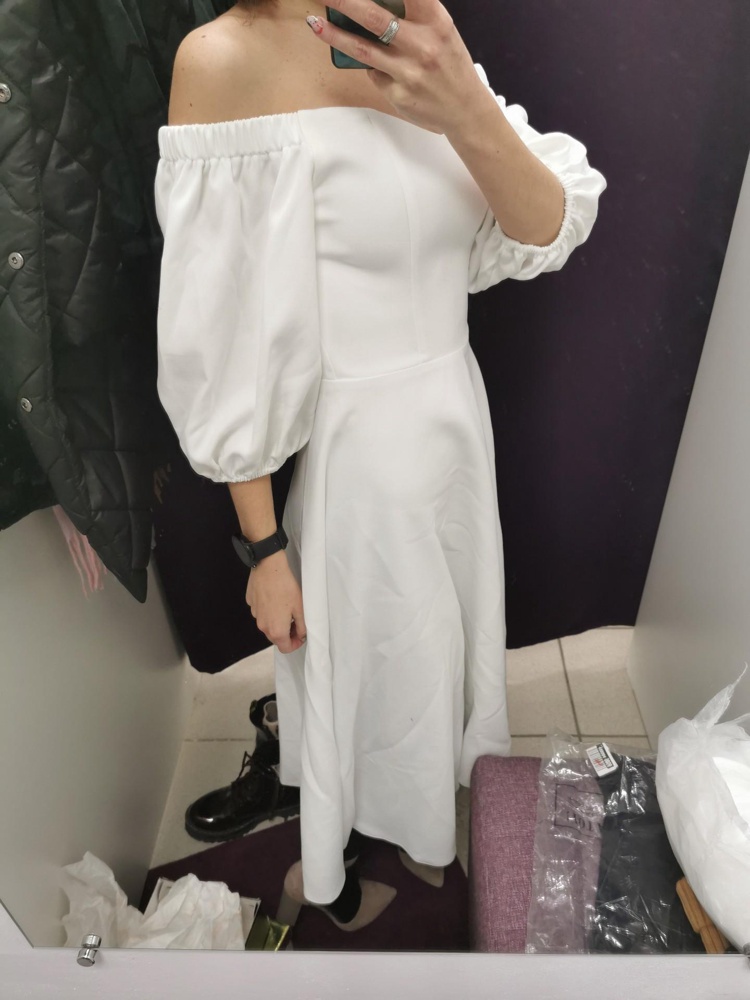 Девочки, платье крутое! На 84-61-86 платье размера xs село хорошо, но хотелось бы поплотнее посадку, с лифом бандо было бы уже лучше (более плотно). На рост 159 я бы его чуть укоротила, тем кто повыше, будет супер. Идеальный вариант для росписи в ЗАГС, да и для полноценного празднования свадьбы отлично. Актуально, удобно) Производитель молодец! Отказалась в пользу другого, к сожалению, два платья мне не нужно 😂

Относительно работы Вайлдберриз: платье мне пришло новое, не ношеное. Видны следы примерки(но это не страшно), его в любом случае стирать после покупки, как и любую другую вещь. Рекомендую, платье супер)