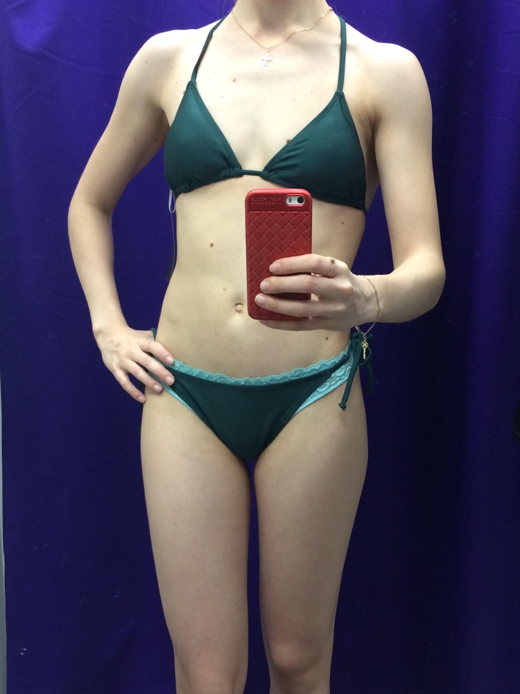 Купальник хороший, аккуратно пошит, ткань плотная, смотрится прилично, но не понравилось как сидят трусики сзади и слишком длинные верёвочки. Размер соответствует 