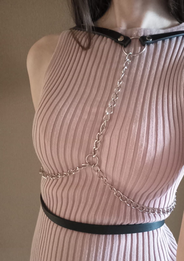 Хорошее качество, красивый фасон. Можно в двух вариациях носить. Все аккуратно упаковано. Очень красиво смотрится на фигуре, спасибо)) 