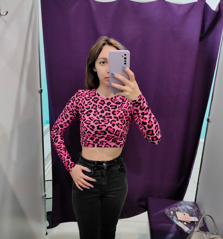 Яркий, после стирки не потерял цвет, соответствует размеру, но по качеству в нём не комфортно, синтетика, не дышит. В тёплую погоду в нём жарко, в прохладную холодно. Я брала только для тематического выступления.