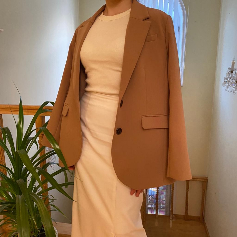 Майка великолепная!За такую смешную цену ожидала некоторые минусы,но придраться не к чему.Очень хороший и плотный материал,правда немного тёплый.