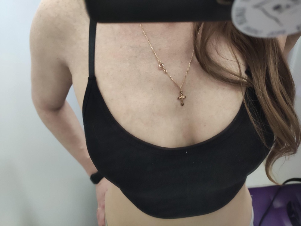 Не плохой укороченный топ. Мой обычный размер 75В - сел хорошо.