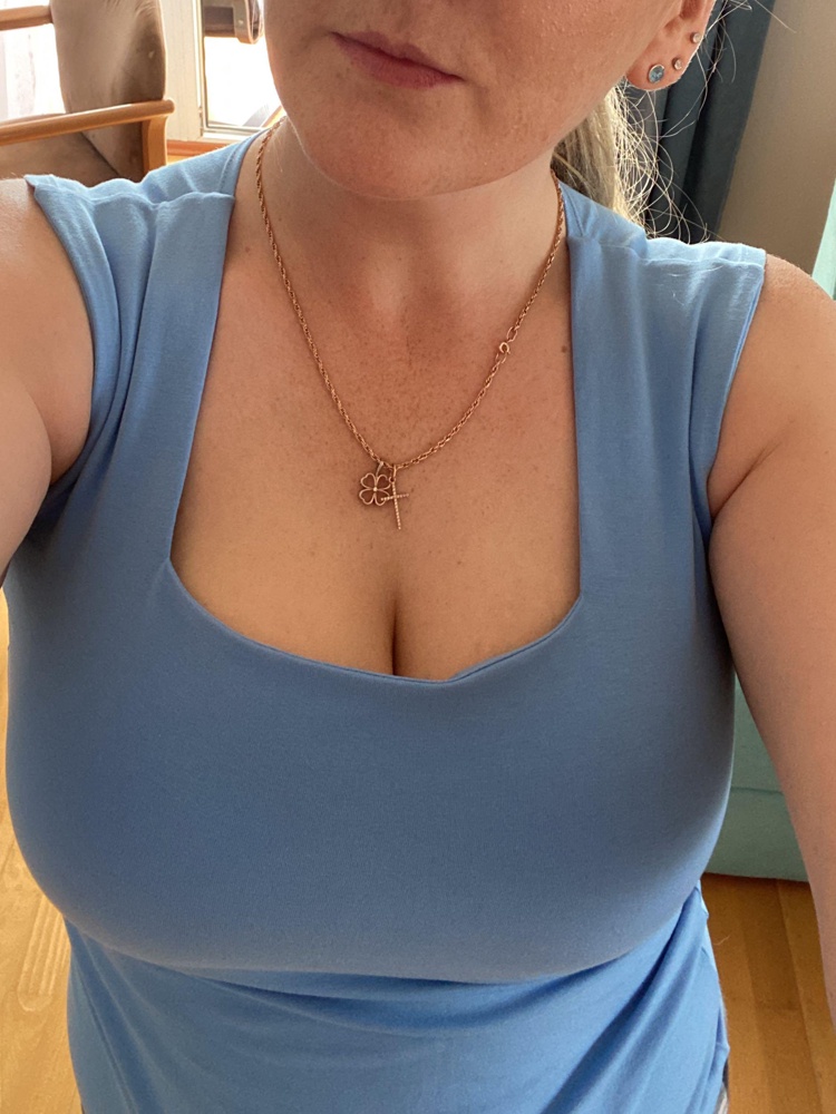 Классная Майка, даже на большую грудь она не короткая, как писали раньше. Очень удобно, нигде не жмёт и не трёт, закажу в других цветах. 