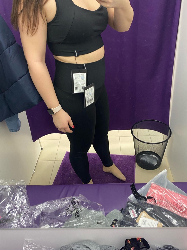 Замечательные леггинсы, я в полном восторге . Они плотные , прям то что надо , на животе утягивающий пояс , не прям так чтоб сильно , но живот держат 😂ОТ 85 , ОБ 106 - взяла L