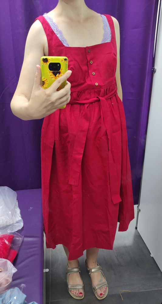 Сам сарафан прекрасный. Глубокий, красивый цвет, качественная ткань. Размер подошёл на мой 46-48. Но вот талия не на месте (на фото видно). Мой рост 180, сарафан явно для тех, кто ниже 🤷
А без пояса некрасиво, широкое будто. 
Бельё не то, ну уж в чём была 😁
Очень жаль. Понравился очень очень! И ткань не колется.