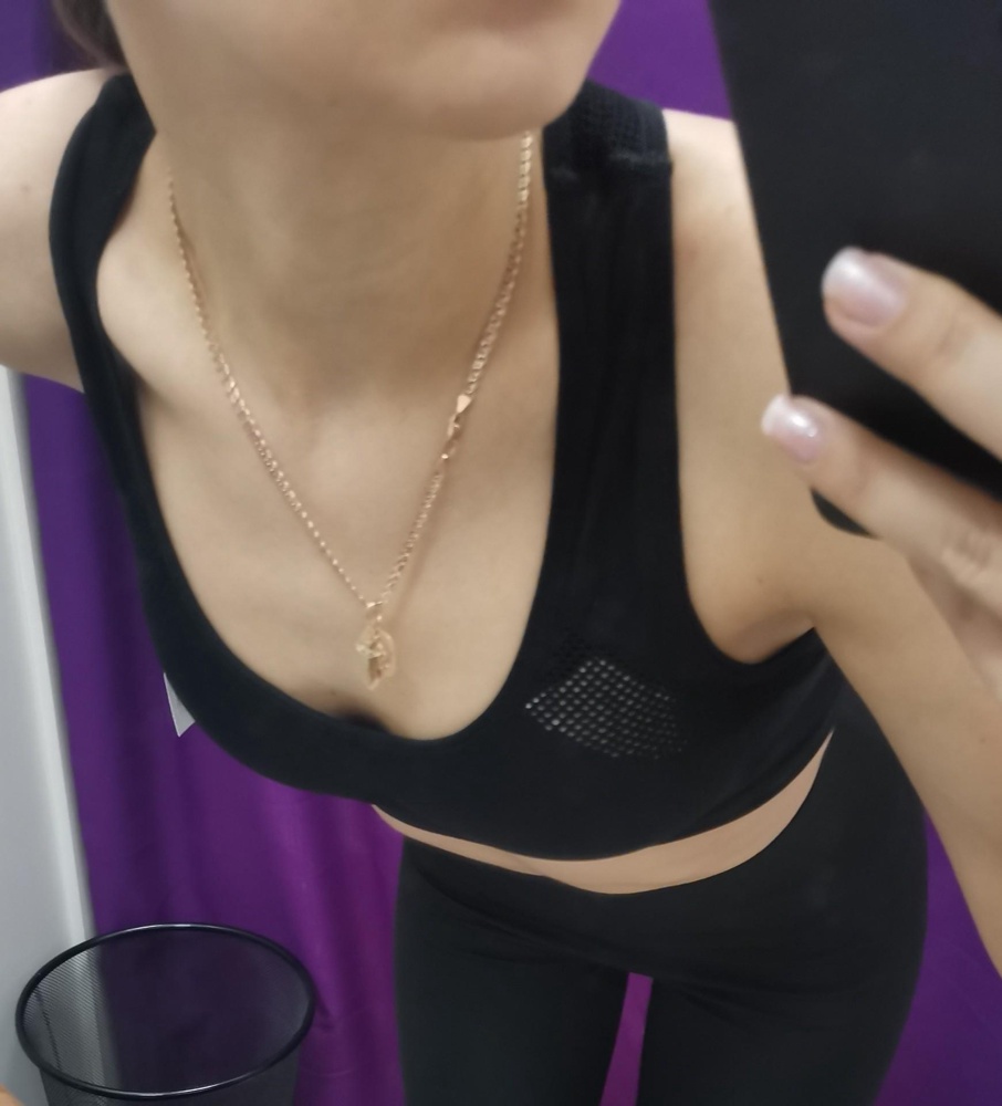 Тор хороший, казалось бы мог быть идеальный, но нет) Почему то производитель посчитал нормальным в чёрном топе сделать белые чашки. Но тогда хотя бы дырок бы не делали, через которые видны эти чашки, и тогда бы проблемы не было. Но нет, надо ещё и дырки сделать, чтобы чашки не в тему светились белыми пятнами! Как будто специально сделано, не может же быть все прекрасно на 100 %.  Топ забрала, т.к. он удобный, сел прекрасно, мягко. Параметры 83/63/89, рост 159. Ношу размер s обычно. Ни чего не топорщица и не давит. Не так просто найти это. Только подставу с белыми торчащими чашкми буду думать как решить, возможно заменю сама на чёрные.