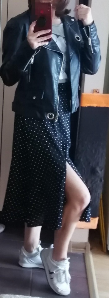 Юбка очень понравилась, можно и с кроссовками и с босоножками. Женственная, лёгкая.