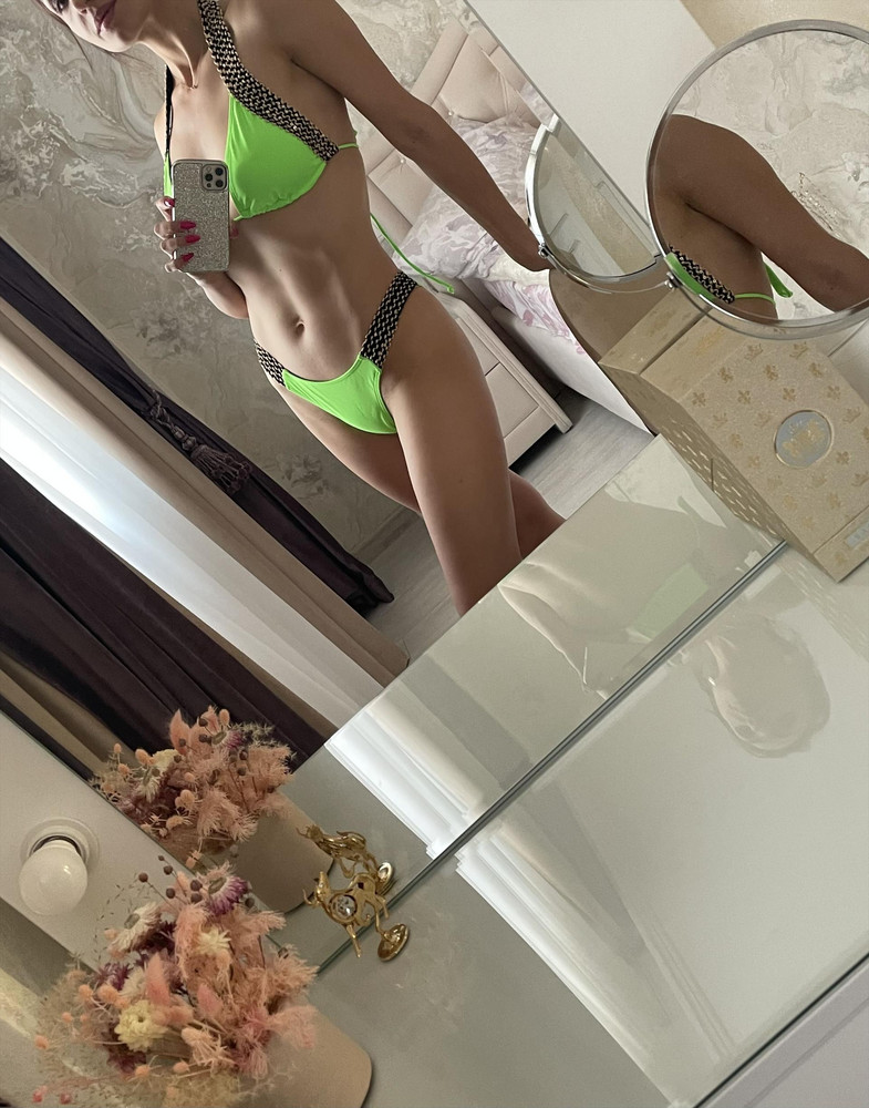 Покорила расцветка💚 и вариативность завязываниях лифа. На 90-67-92 подошёл лиф 40 и трусы 44. Съёмные чашечки конечно так себе, чисто кружочки, их видно, я вытащила нафиг, хуже не стало