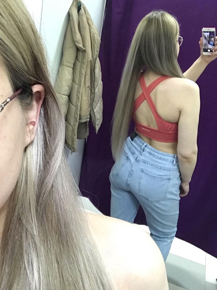 Топ ждала совсем другого цвета )) но сел хорошо, не сильно тянется, спина вообще топ 🔥 чашечки вшиты, мне понравились. 