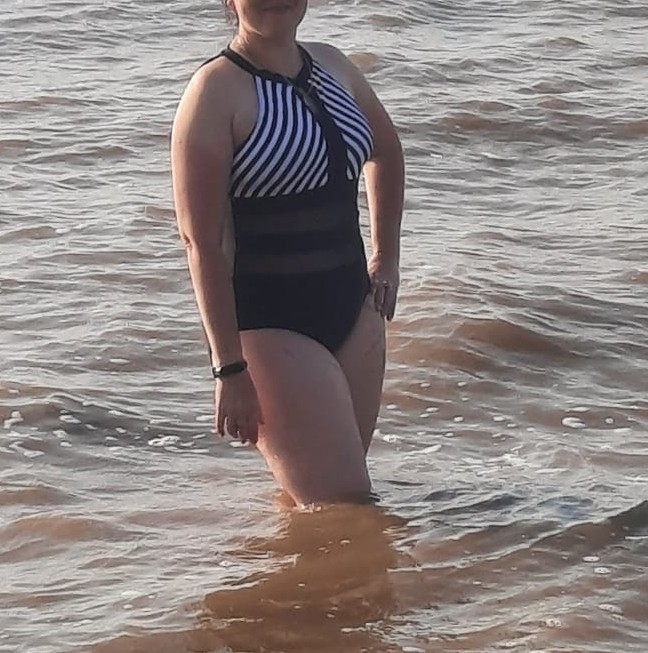 Всегда раздельный купальник был у меня, решила преобрести такой и довольна, на рост 160 ничего не жмёт. Идеально.