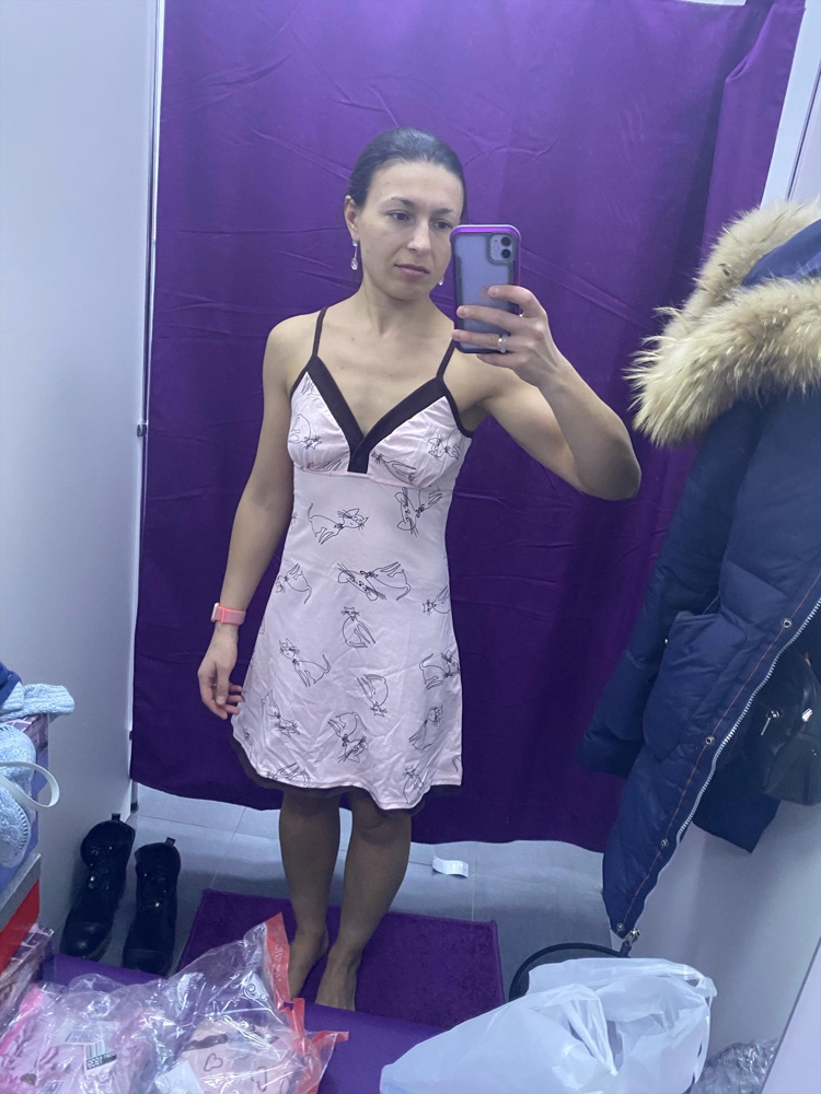 Хорошая! на 42 рос 42 отлично! Но на 75А груди не хватает, не красиво смотрится. Ткань с сердечками лучше (Плотнее), чем ткань в котики. И ДА! Бретели ужасные. растягиваются прям новые. рост 160.