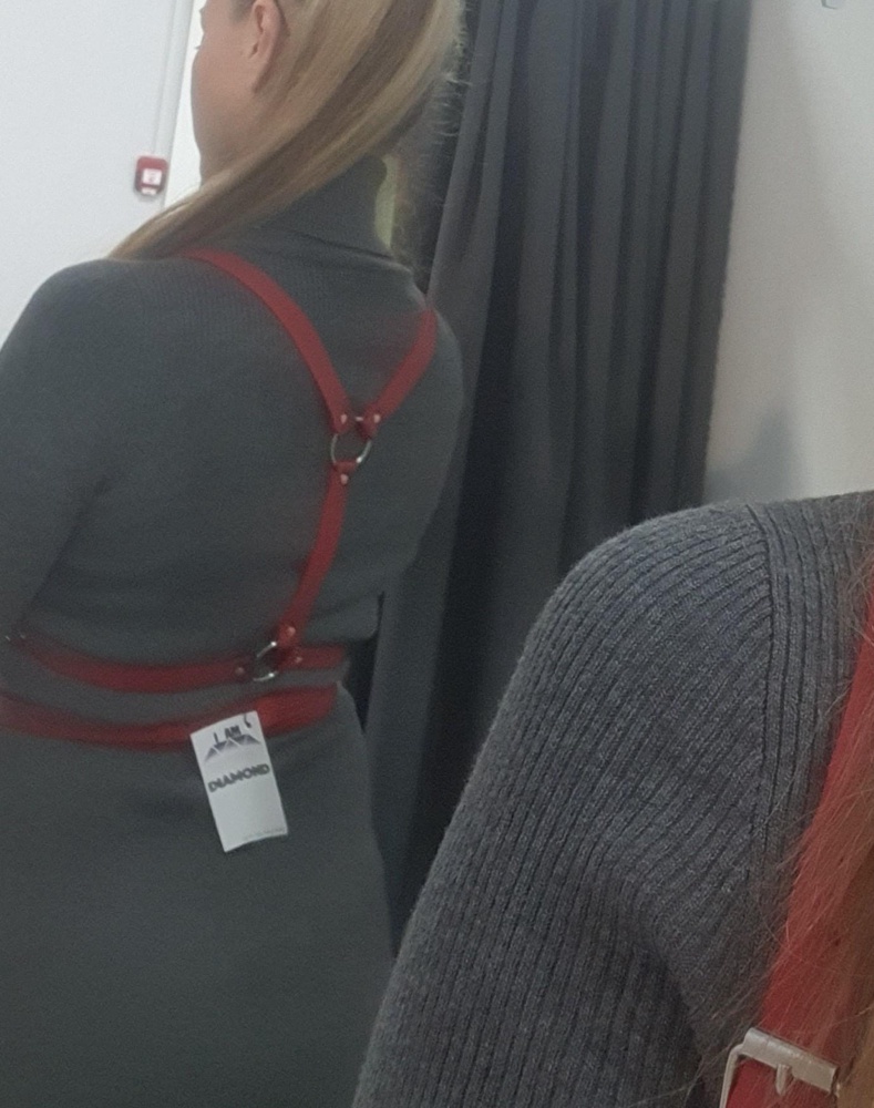 Натуральная кожа это факт. Смотрится супер. Но может на светлой одежде оставить след. Заказала сначало S-M на талию 70 очень маленький.  L-XL буду ставить дополнительные дырочки на пояс и лишнее обрезать.