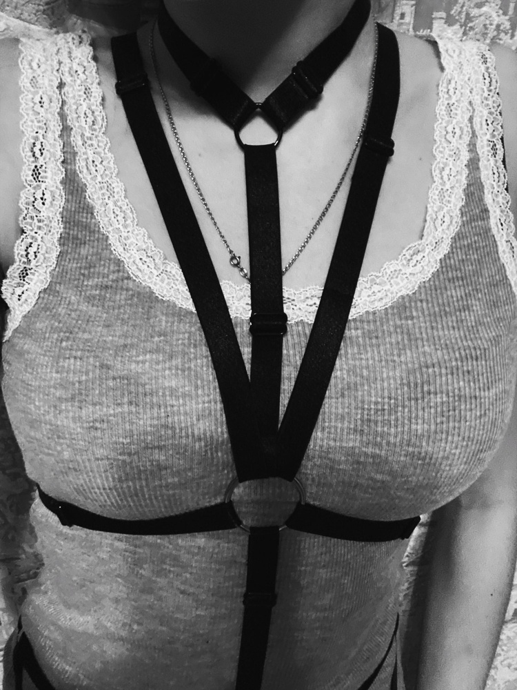 Портупею доставили быстро, упакована отлично, в красивой упаковке. Сама выполнена качественно, все лямки регулируются, также есть ярлычки чтоб не запутаться при надевании -  очень удобно.