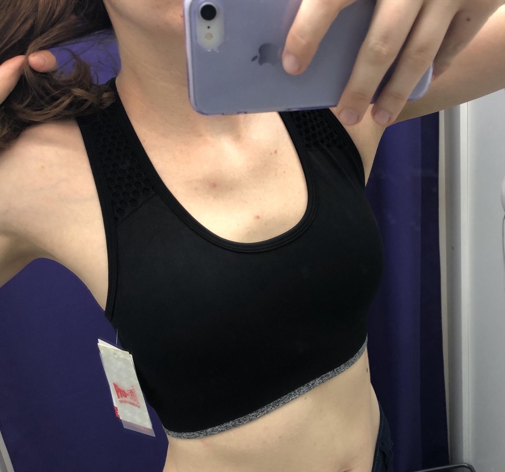 Очень плотный, с чашечками, что своё важное.    Пошит вроде бы качественно. Понравилась длина, почти до талии. Взяла для тренировок. 