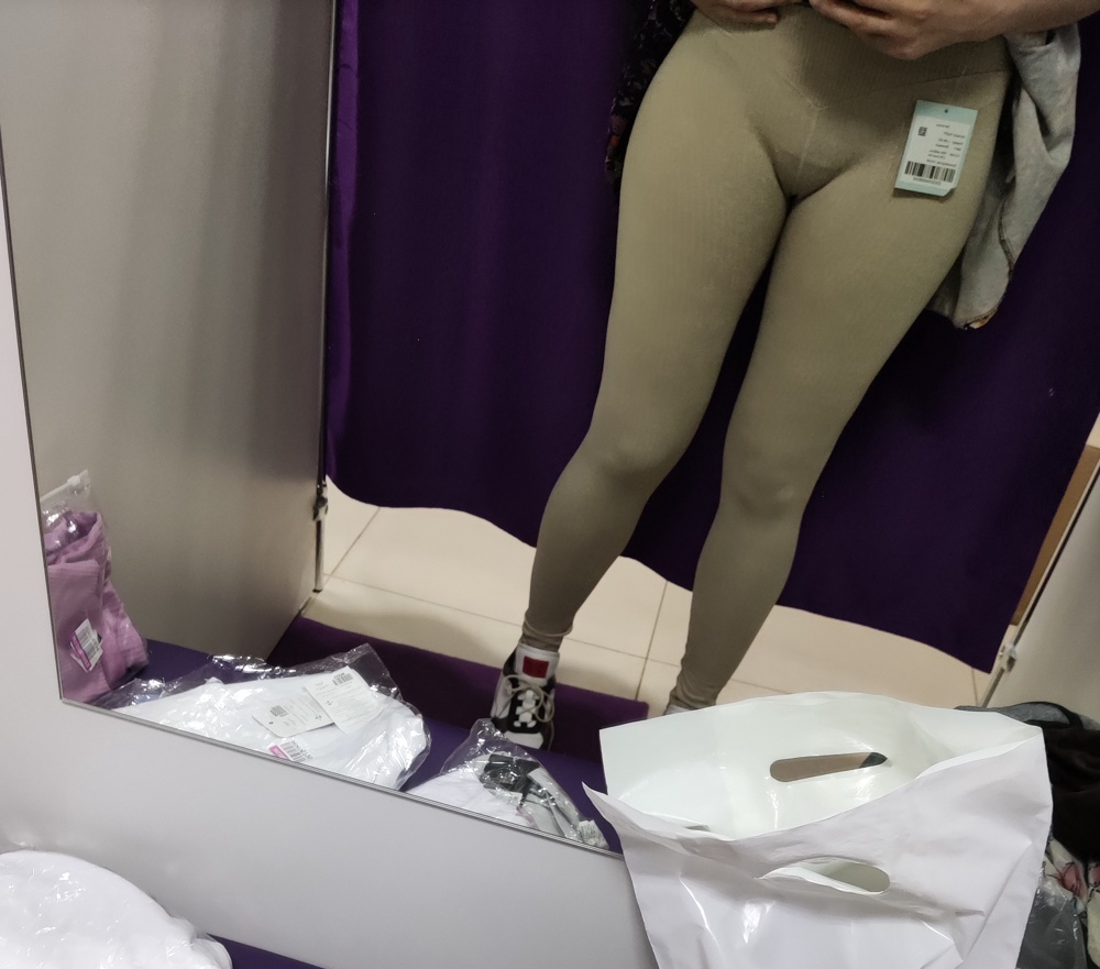 Заказывала в двух цветах - в бежевом и сиреневом. В бежевом не понравился как выглядит в жизни цвет и как на мне сидят. У сиреневых красивый цвет, но очень много торчащих наружу ниток.