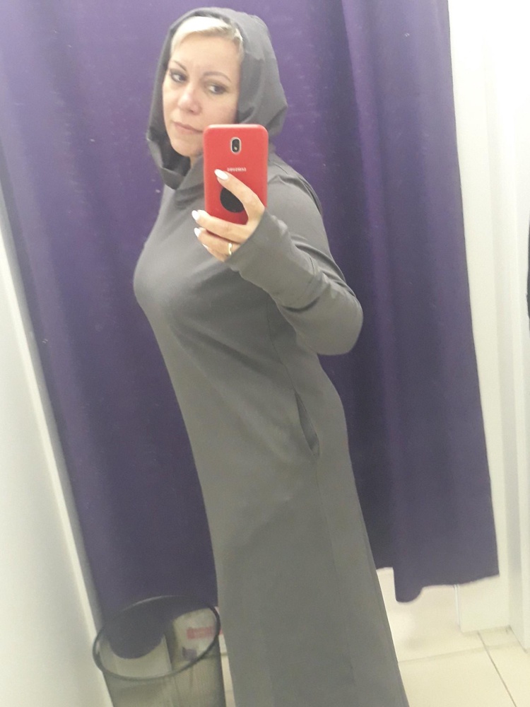 Рекомендую. Платье на осень 👍🏻👍🏻👍🏻 Отличный пошив. Размер брать чуть больше, чтобы не в облипку. Хорошие швы, ровные, нитки не торчать. Ткань плотная. Если носить под верхнюю одежду, могут быть катышки (мой опыт с такого плана платьем) Мой рост 156, платье прямо в пол. Уберу длину 10 см, не проблема. Рукава тоже чуть чуть длиннее, но трогать не буду, это не заметно. Смотрите всё по размерной сетке. Я очень довольна покупкой!!! Стильное, классное платье!