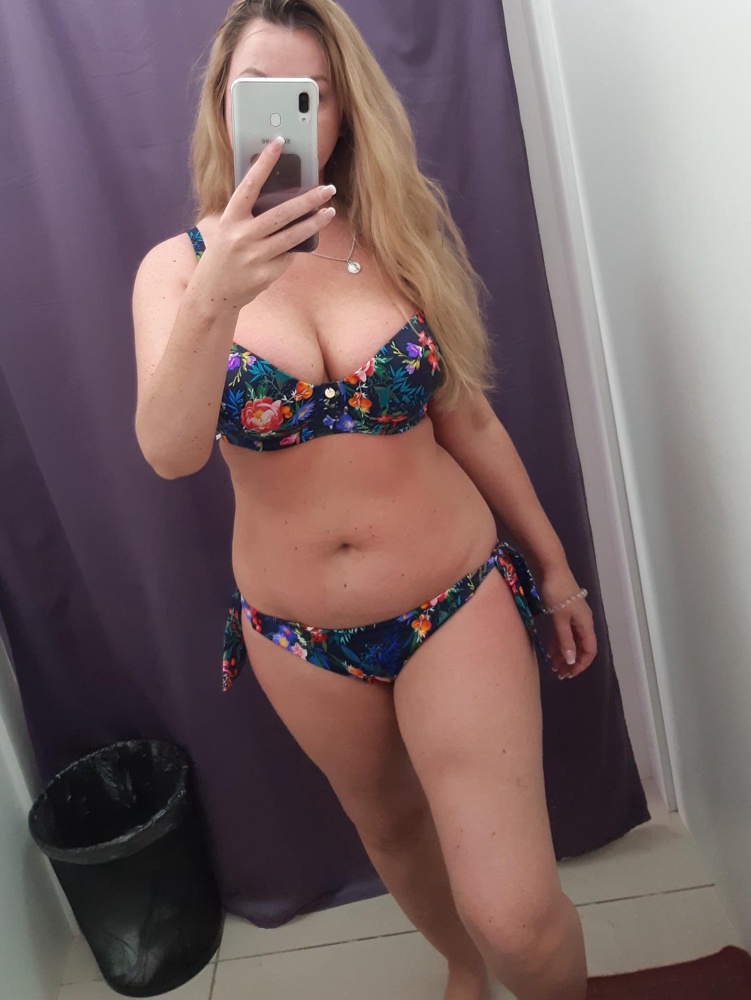 Этот купальник смотрится более интересней чем тот что без паралона, и грудь держит хорошо. Но если  смотреть сбоку видно как за счет паралона увеличивает верхнюю часть тела , при наличии большой груди( разумеется) ,когда хочется наоборот верх сделать более аккуратным. Трусики смотрятся очень симпатично. Маломерит на размер.