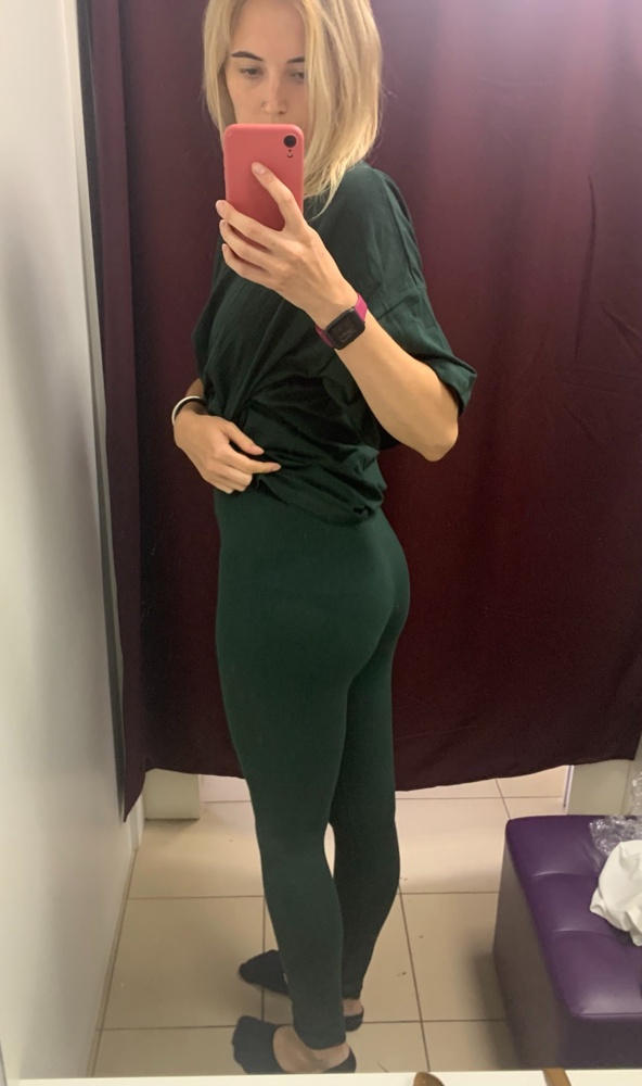 Костюм неплохой, но на спортивный не тянет. Для ношения дома.
Ношу обычно 44-46, рост 179. Взяла размер М - резинка от штанов потрескивала во время одевания, внизу немного собрались (на маленький рост не рекомендую). Майка огромная, по ощущениям размера 50. Ткань довольно плотная, на попе не просвечивает. Верх и низ отличаются по ткани. 

На первоначальную цену (5 тыс рублей) явно не тянет, при цене до 2 тыс рублей - рекомендую.

Прошу не учитывать процент выкупа. Ибо майка действительно огромная!
