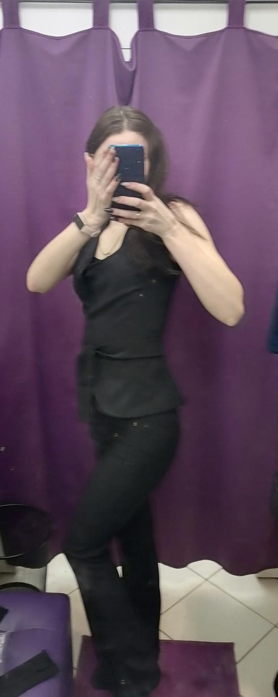 Костюм достаточно хорош. Садится красиво по фигуре. Но желетка и брюки немного разного размера. Я брала два размера 42 и 40. Вот если верх взять от 42, а низ от 40 было бы просто шикарно! Качество пошива на 4,кое где торчат нитки.