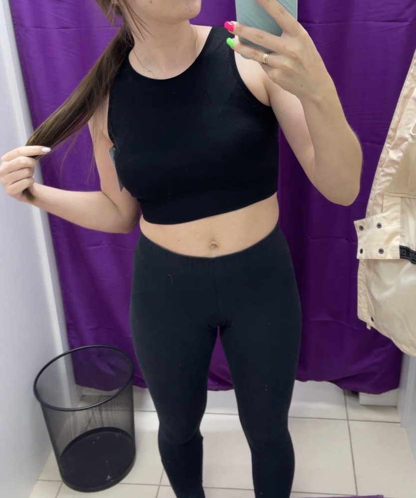 Удобный топ, красивая спинка. Чашечки вытаскиваются. Советую)