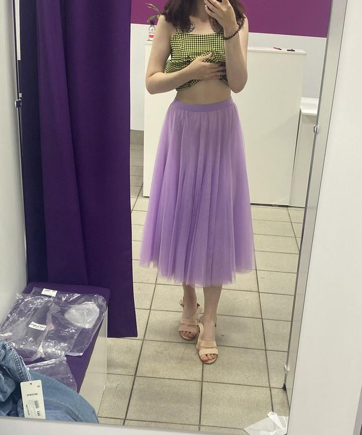 В талии очень свободно, слетает на размер 46, а вообщем красивая юбочка.