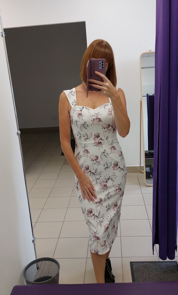 Сарафан отличный, расцветка нежная очень, ткань приятная, мяться не будет. Но на мой 44-46 46 размер оказался маловат. Особенно сдавило грудную клетку, хотя по фото этого не видно. Слишком в обтяг получилось. Хотелось бы на размер побольше, но такого увы нет.