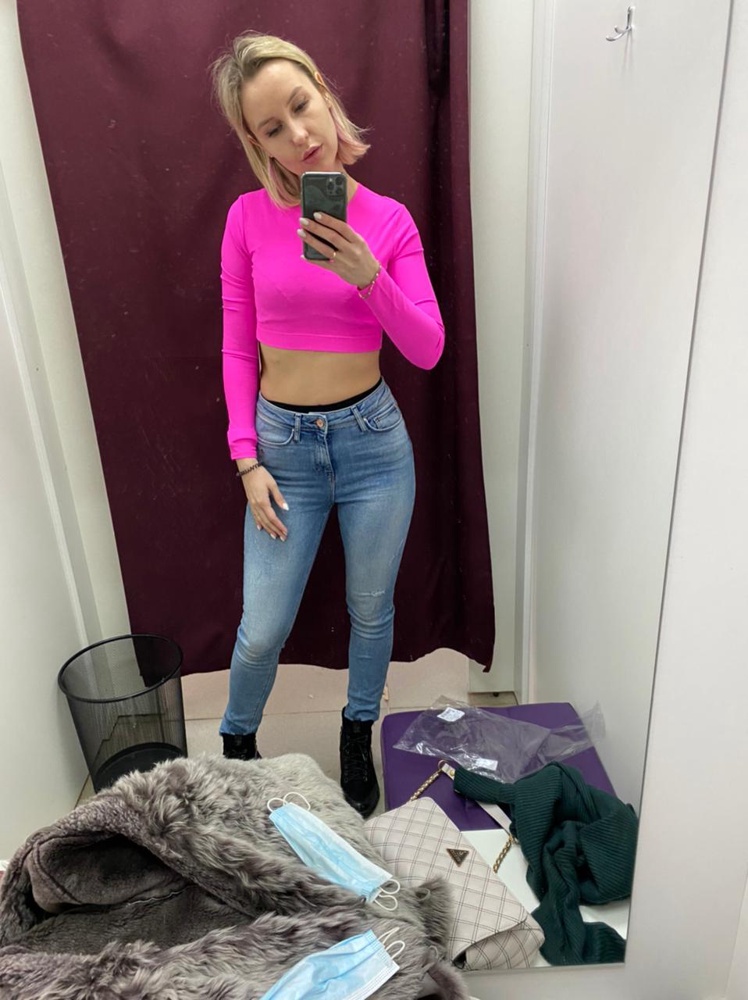 Классный рашгард. Яркий , материал приятный к телу. Размер взяла 42-44 , отлично сел. 