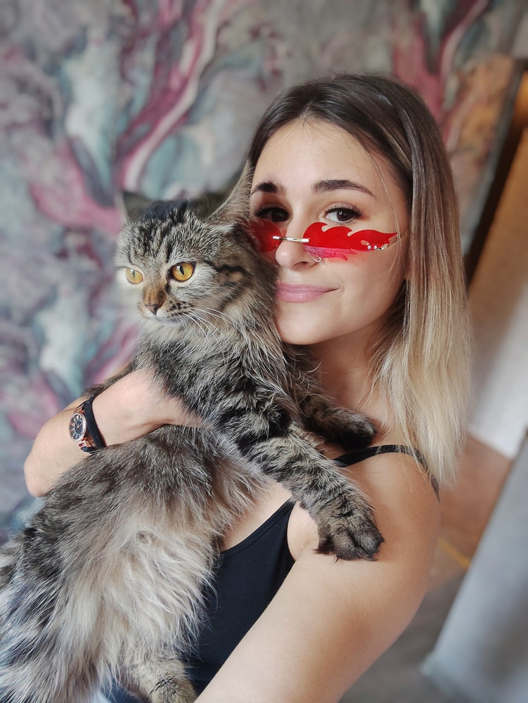 Классные очечи! Всё пришло целое, в чехольчике. По весу очень легкие, пластиковые, удобно таскать с собой. В общем , я довольна 😎