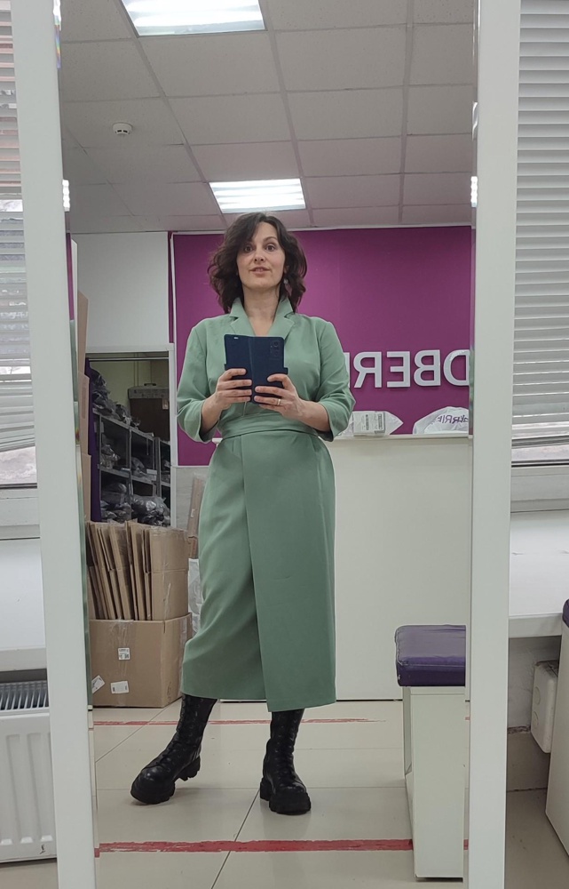 Платье очень понравилось: ткань струится, цвет очень стильный, благородный, фасон для объемной груди очень подходящий) Брала для конкретного мероприятия, пришло накануне, чуть великовато, но менять не стала, ощущение свободы и воздуха. Рекомендую