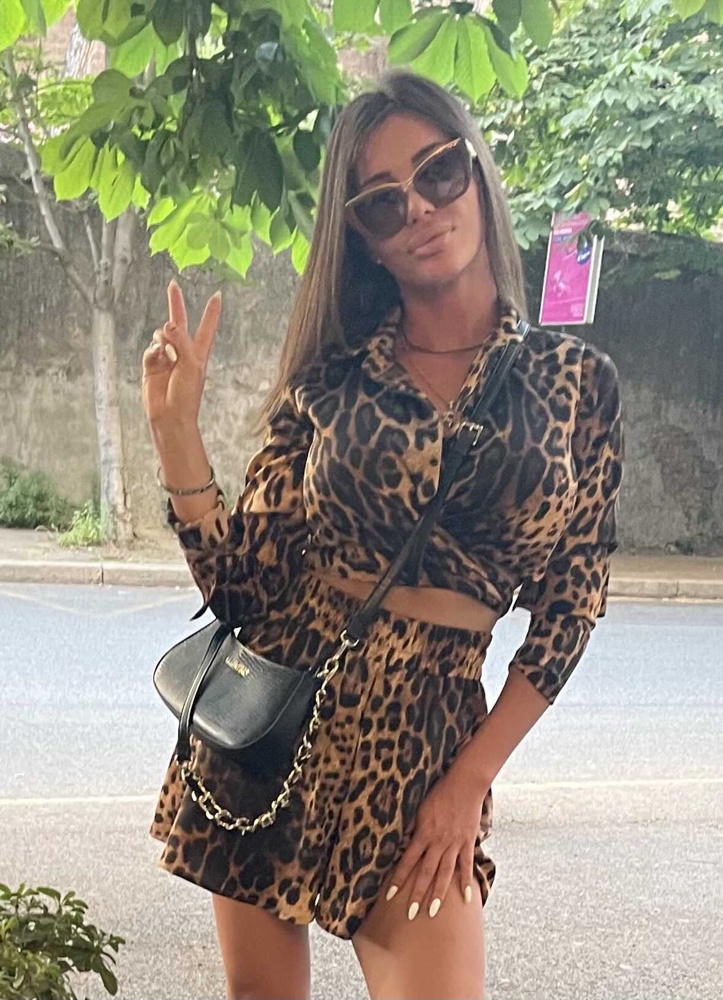 Дорогая расцветка леопарда ,это радует,нет ощущения дешевых пятен (думаю, поймут девочки:) ..мягкая ткань ,приятно носить ,ценник завышен! Делайте дешевле!было не жарко в Италии +32 