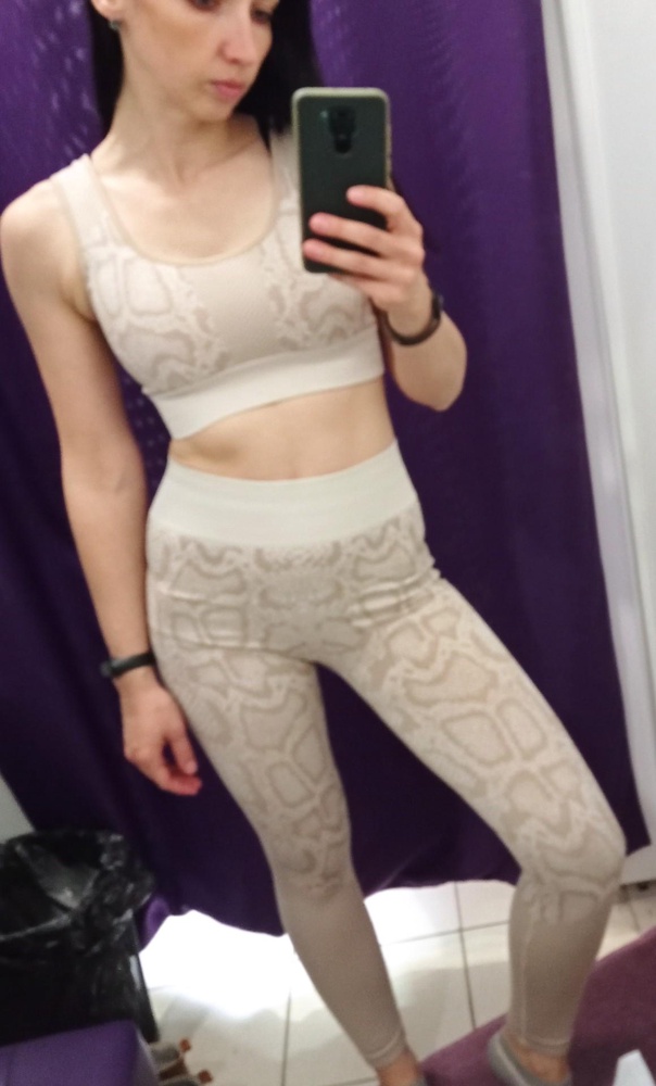 Качество понравилось, грудь хорошо держит. Но резинка на талии лично мне свободная очень, особенно если присесть - торчит сильно, а в S-ке не подошёл бы топ, жаль, возврат. 
Об 94, от 66.