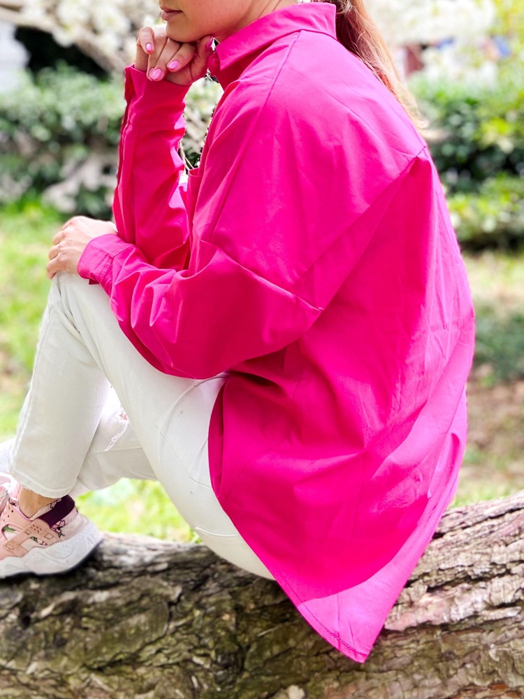 Рубашка в жизни ещё круче чем на фото! Цвет сказочно красивый. Сняла звезду за то, что почему-то покрасились белые джинсы от неё сразу же. Хотя я не промокала, не потела. Посмотрим конечно как дальше будет, но не приятно 