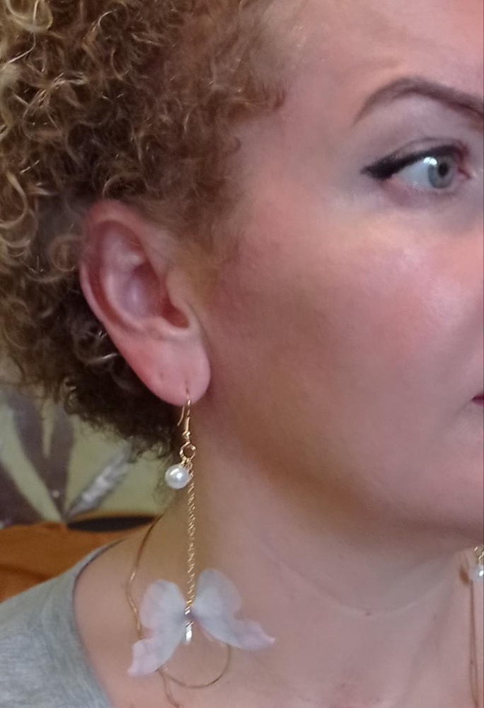 Вот уж действительно - пазл!, как пишет девушка ниже. Мне пришла одна серёжка исправная (если можно так сказать), только бабочка сидит в ней в перевёрнутом виде (крылышками вниз). А вторая серёжка пришла по частям - бабочка лежала отдельно. И обе бабочки были очень замяты, еле разгладила. Приклеила на "Момент", но не уверена, что будет держаться.
Хочу сказать, что на фото сайта, они выглядят гораздо красивее, милее и интереснее. В жизни они какие-то не суразные, какие-то вообще никакие 🤷
Увидела бы их в магазине, вообще бы на них не обратила внимания, прошла бы мимо...
Конечно, на вкус и цвет..... Но я бы не рекомендовала.