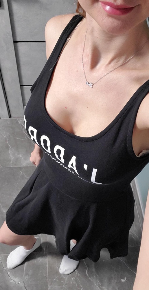 Качество платья прекрасное. Цвет сочный (чёрный всегда сложно сфотографировать). Длина, фасон, размер - всё полностью соответствует описанию товара и фоткам продавца (не рекомендую брать с запасом на размер больше, строго по параметрам в описании). Ровное, нитки не торчат, ничего не топорщится. 
Ткань достаточно плотная, но легкая (как футболка), не просвечивается. К покупке рекомендую!